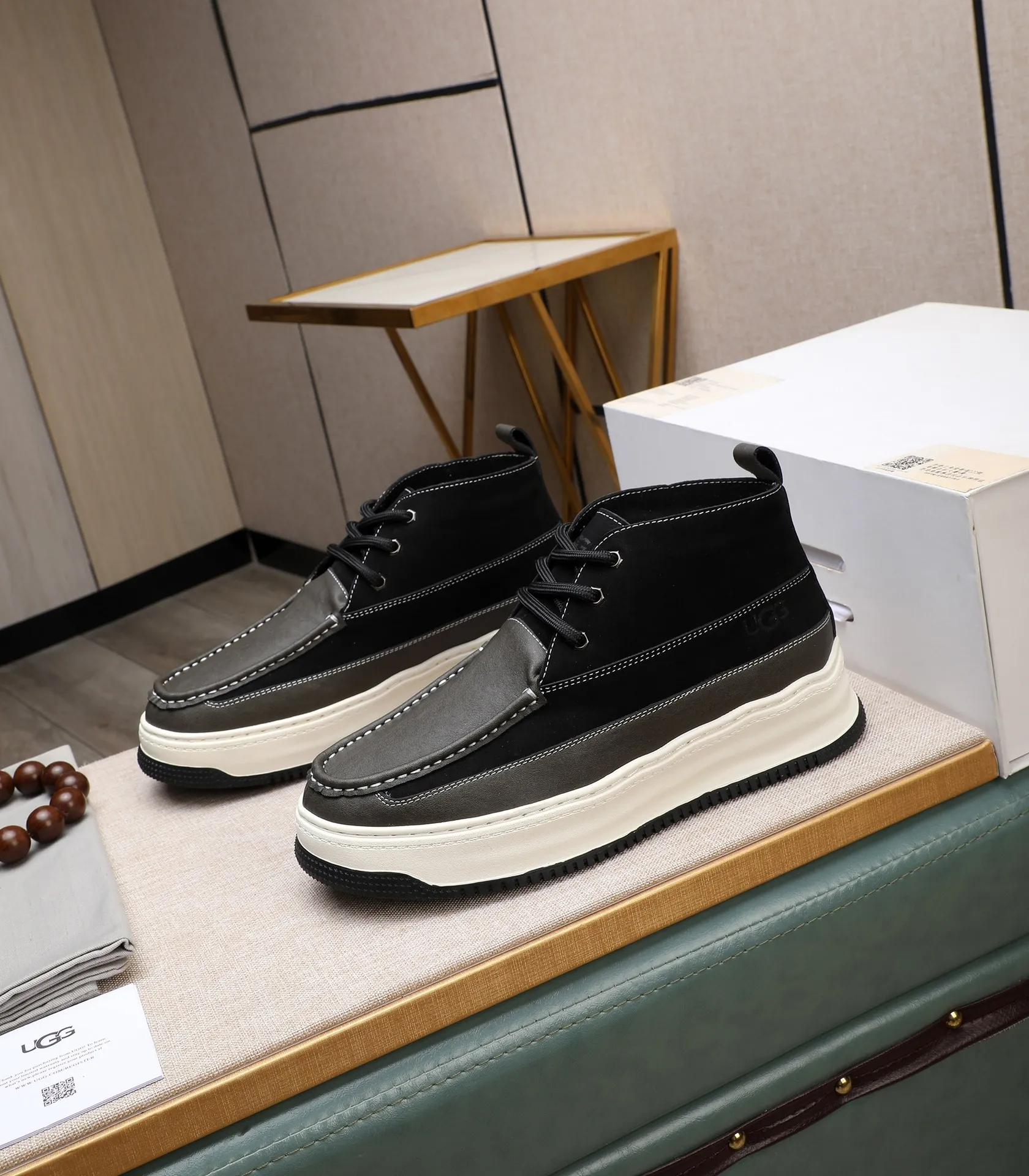 Men's shoes 💰700 [High-end UGG] (full wool lining) The top-end high-quality fur-in-one warm snow boots are from the Australian warm luxury brand men's shoes, UGG-5877 official website is synchronized, made of imported cowhide, carefully sewn. Imported rubber foam outsole (comfortable, soft, wear-resistant) The quality is really great... Exquisite workmanship, you can't put it down at first sight, code number: 39-44 (45 custom-made)